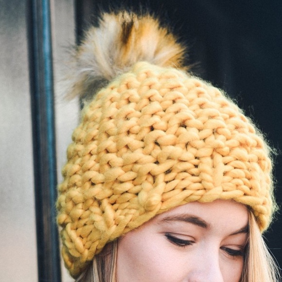 Women’s knit hat with faux fur puff - Picture 3 of 3